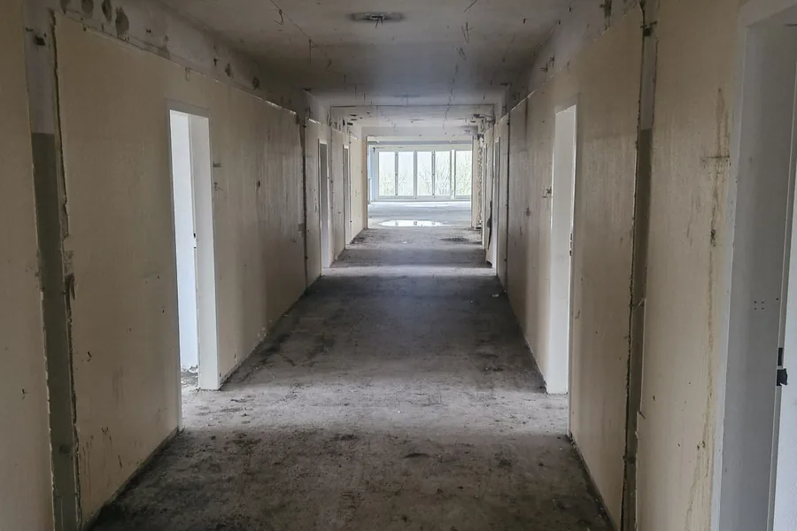 Lange lege gang met daglicht aan het eind