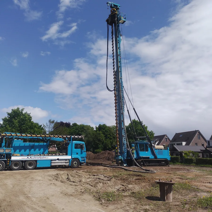 Funderingspalen boren op de bouwplaats van Amerhorst
